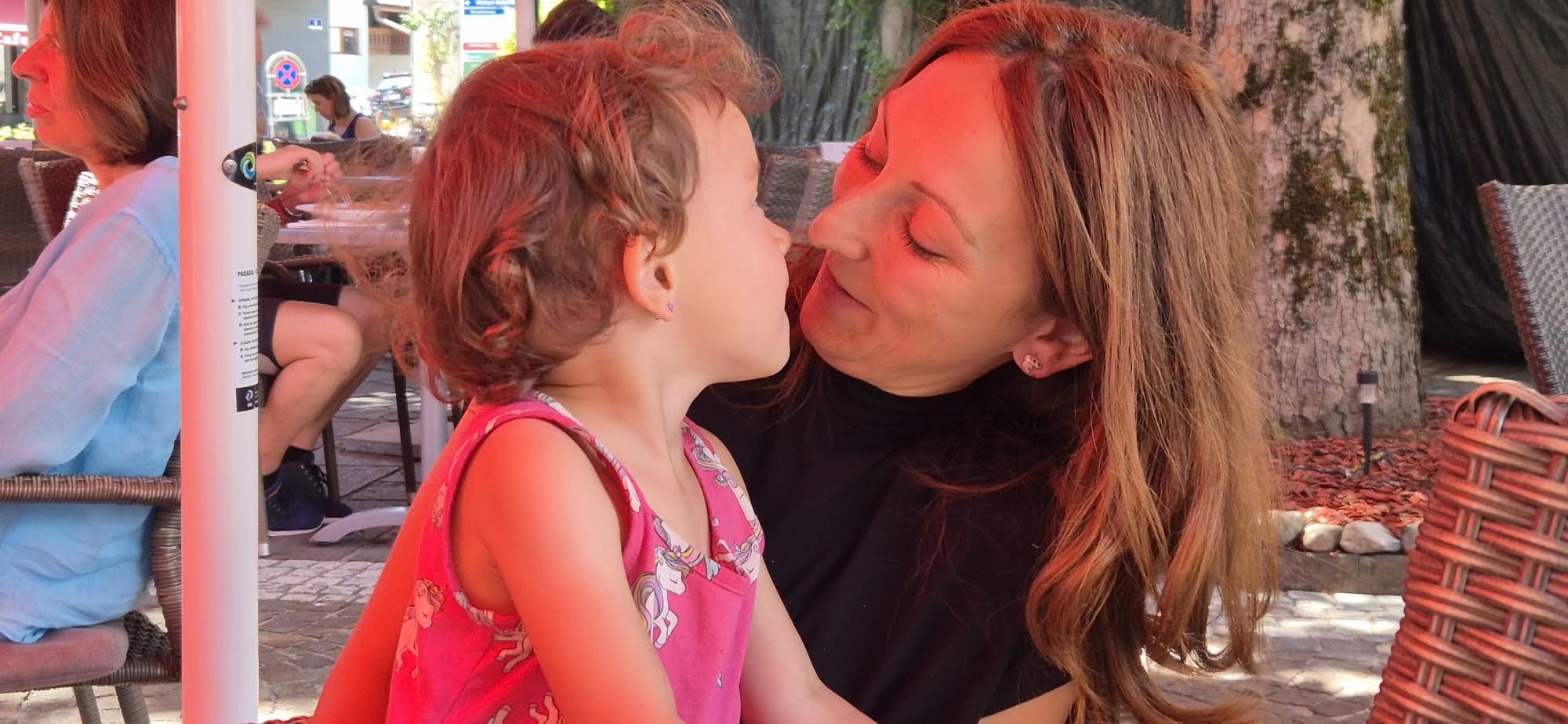 Alex mit Kind — ein liebevoller Moment